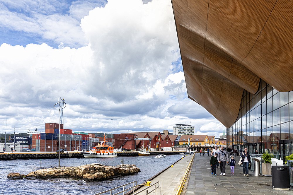 13 - KRISTIANSAND - NUVOLE MINACCIOSE SUL PORTO.jpg